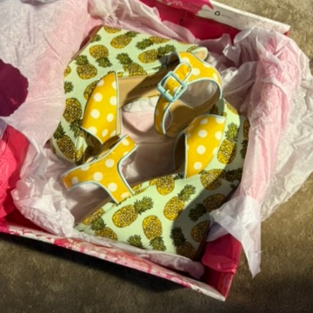 NIB Chinese Laundry platforms w/ pineapple and polka dot pattern. Womens 8.